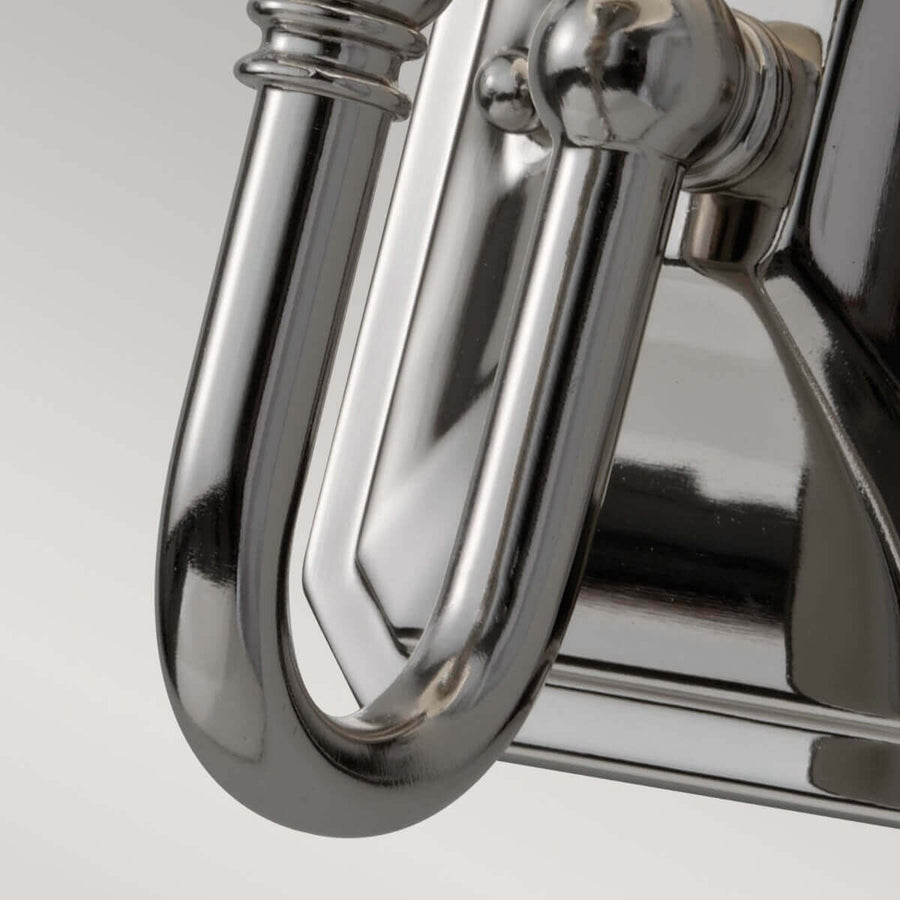 Détail du bras chromé recourbé en forme de U sous la platine
