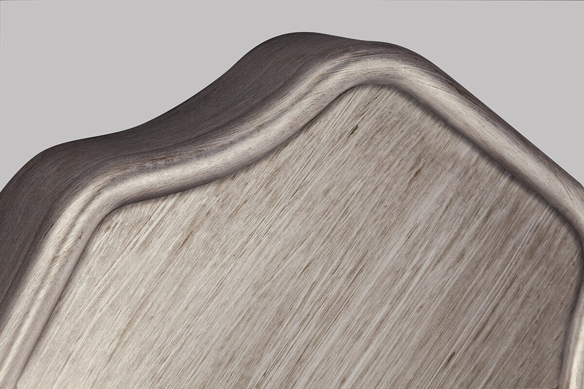 Détail du bord supérieur ondulé de la platine en finition argentée brossée