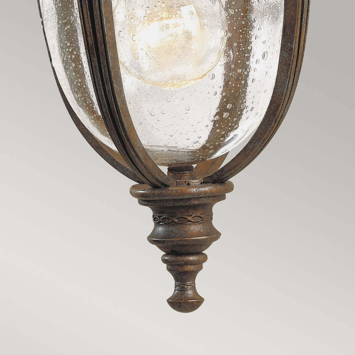 Détail de la pointe ouvragée et du bas du verre de l'applique extérieure.