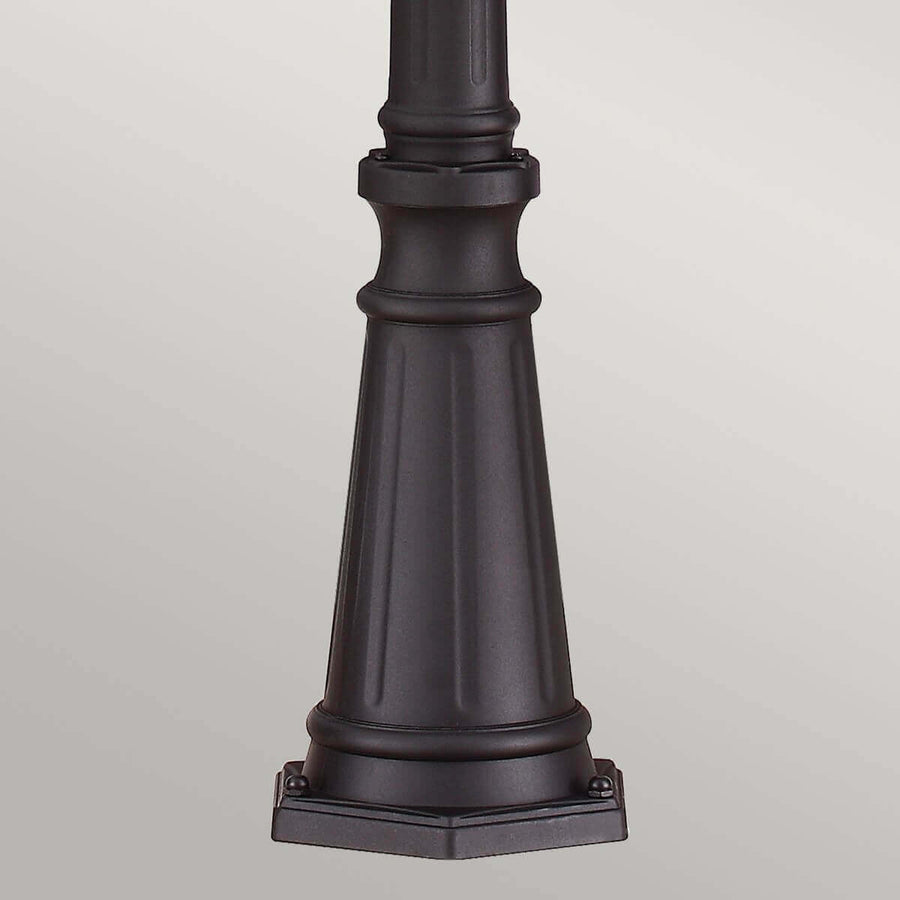 Détail de la base évasée et festonnée du pied du lampadaire