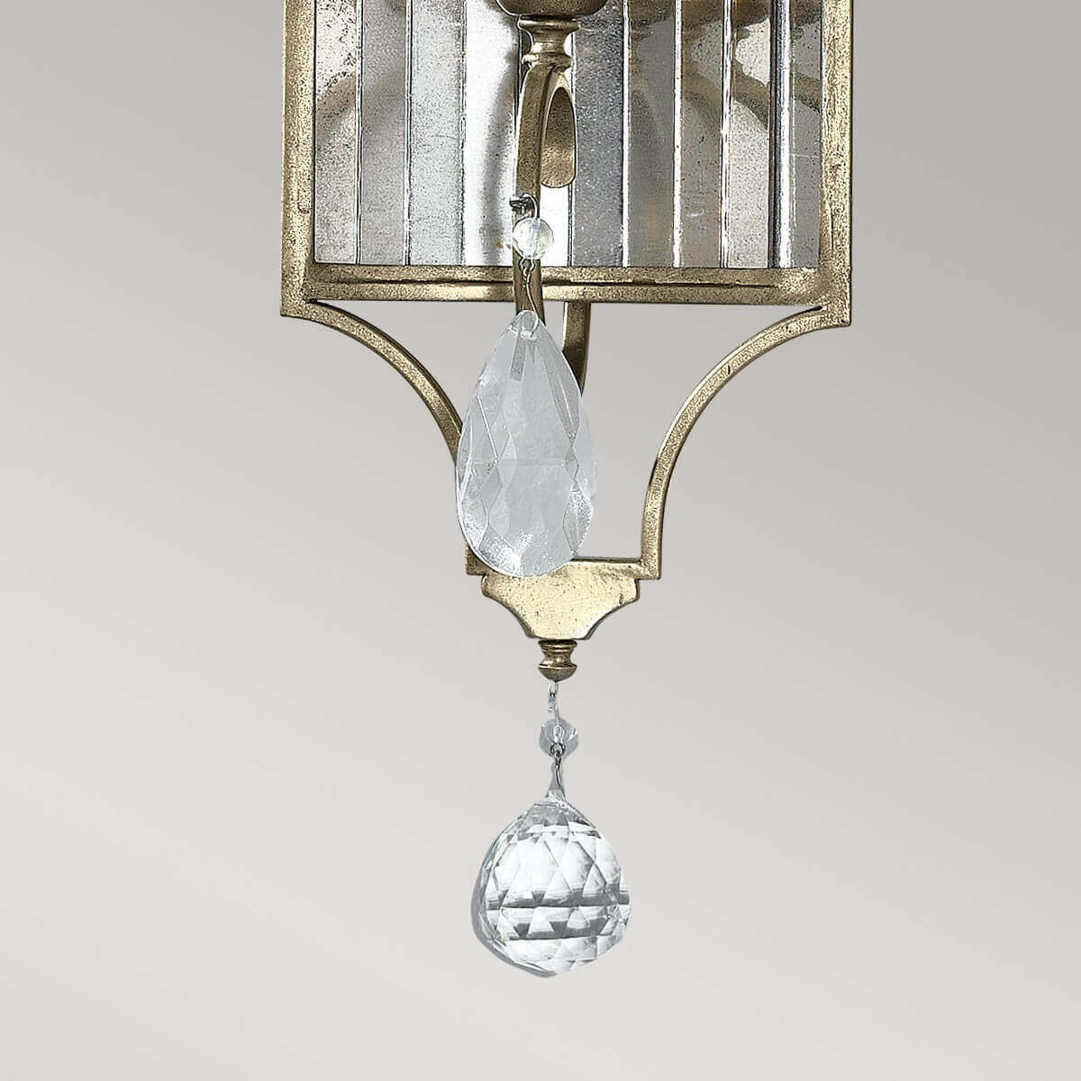 Détail de la base avec goutte de cristal taillée et petit pendentif.
