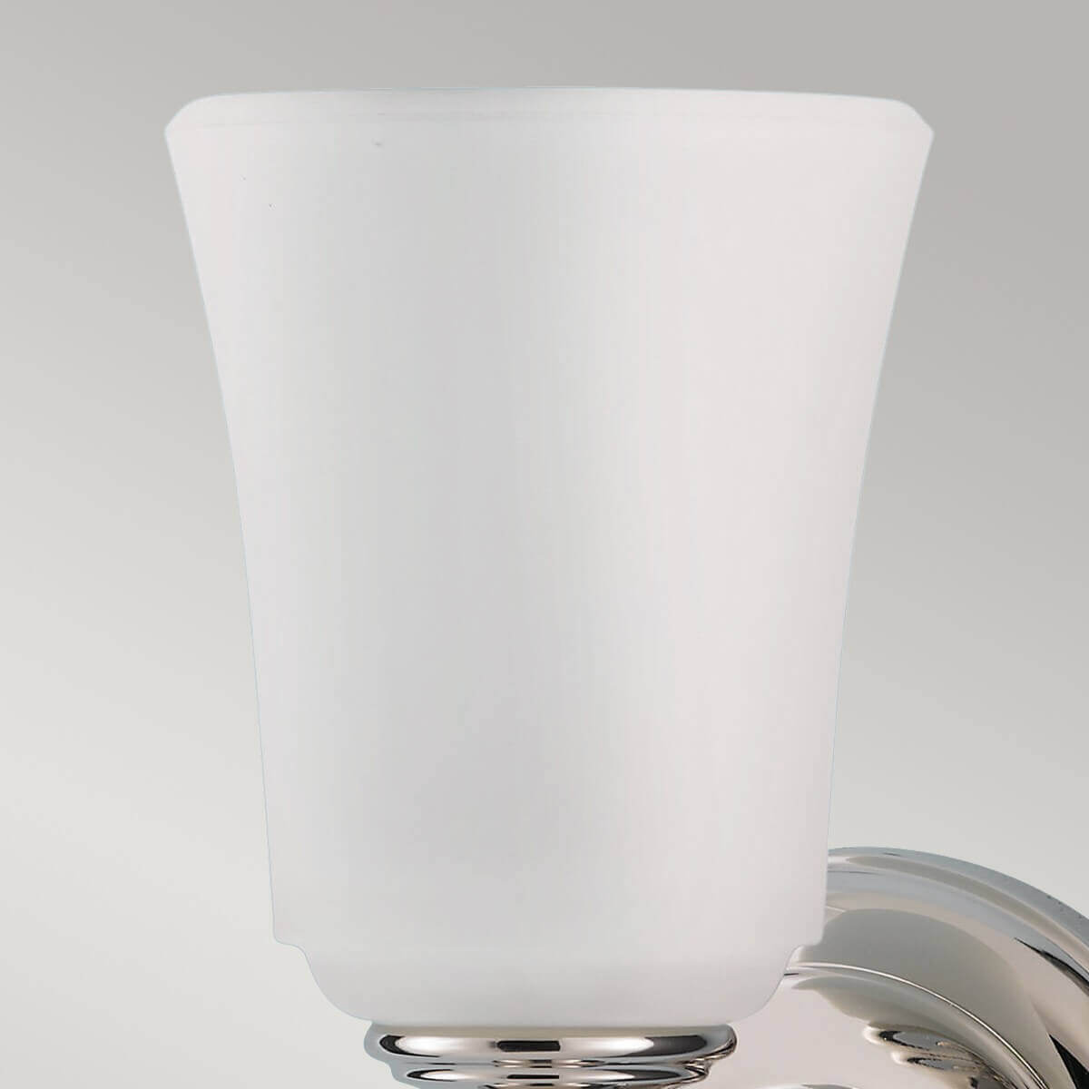 Gros plan sur l'abat-jour en verre opalin blanc, forme légèrement évasée et translucide.