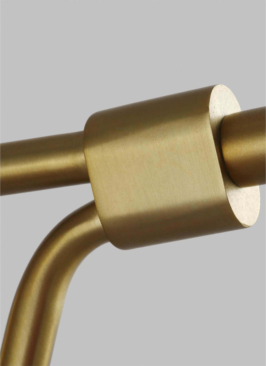 Détail du raccord cylindrique en laiton brossé sur le bras orientable.