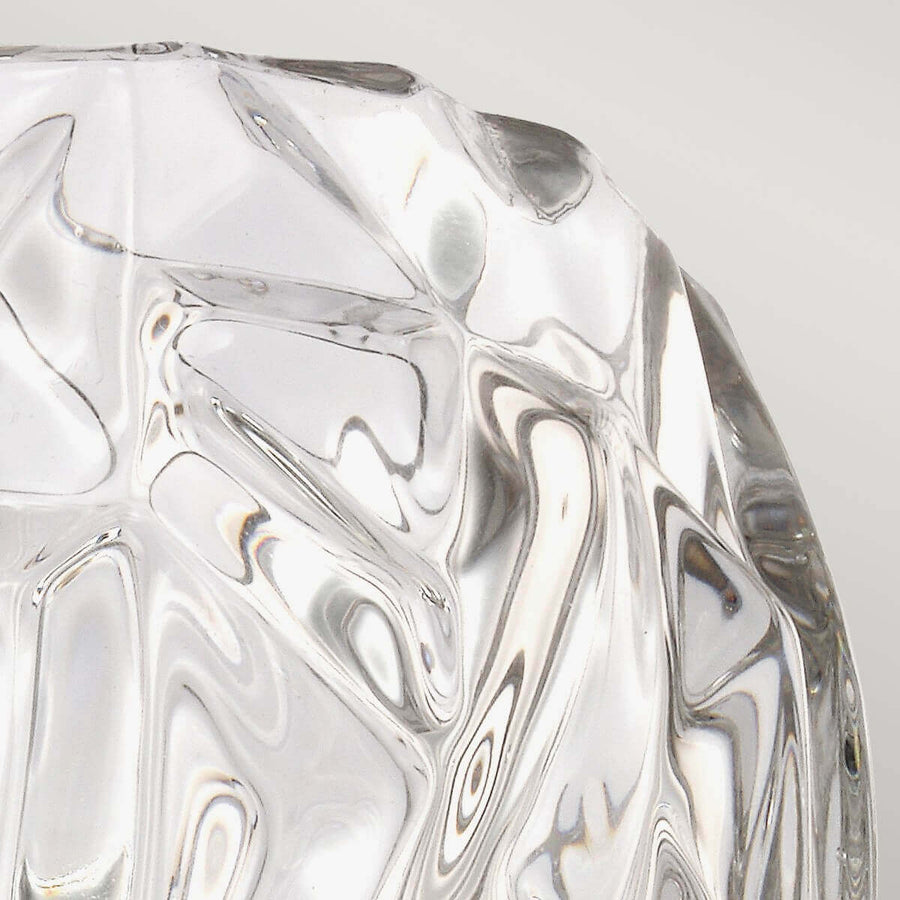 Gros plan sur le verre transparent aux facettes ondulées de la verrine