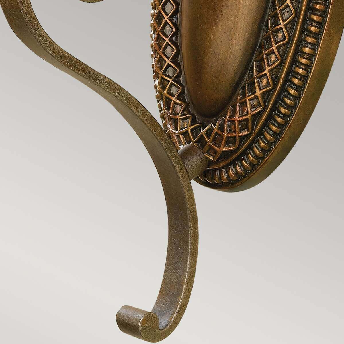 Vue rapprochée du bras courbé et de la plaque ovale au motif losangé tressé