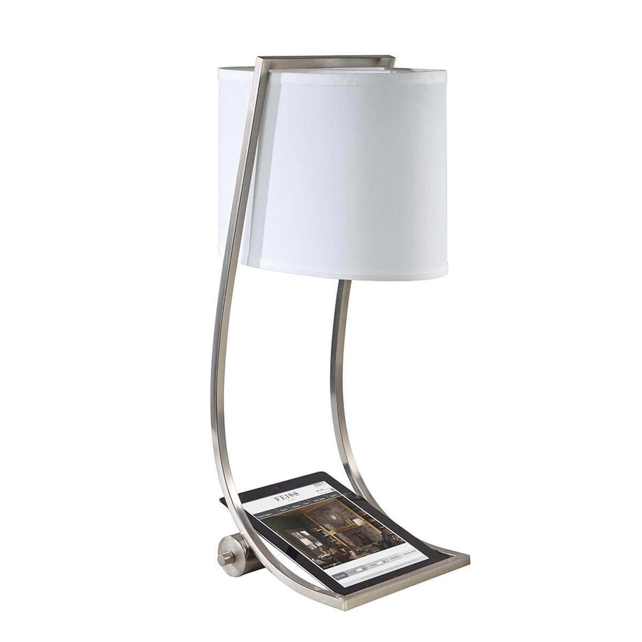 Vue de trois quarts de la lampe avec brochure posée sur la base incurvée