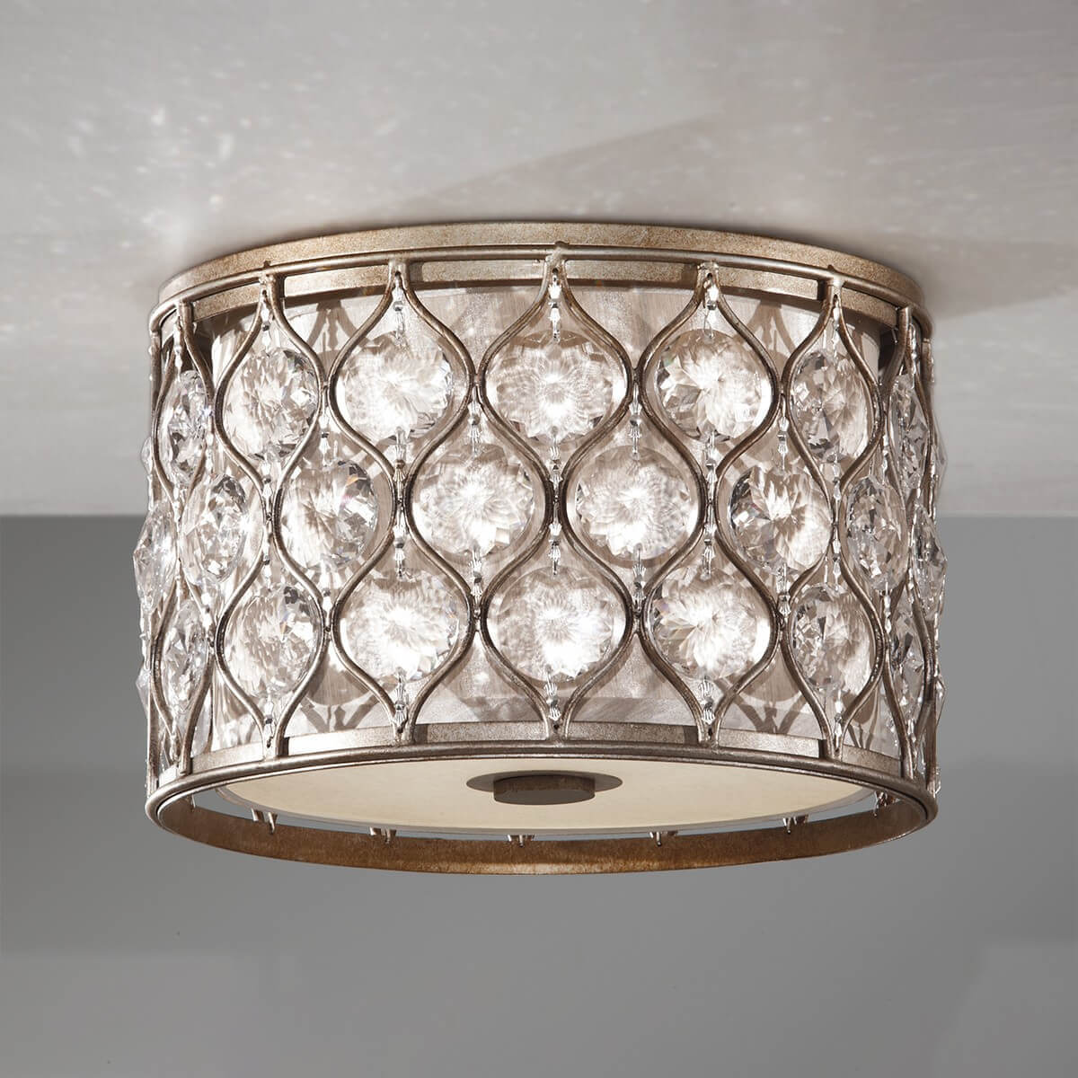 Mise en ambiance du luminaire fixé au plafond blanc, éclairant une pièce claire