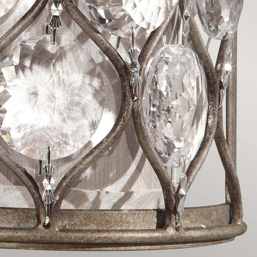 Détail rapproché du tissu tendu et des pendentifs ovales en cristal