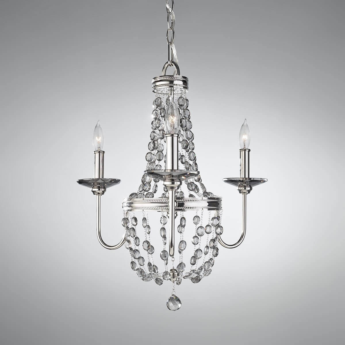 Mise en ambiance du lustre suspendu, chaînette et pampilles de cristal sur fond gris