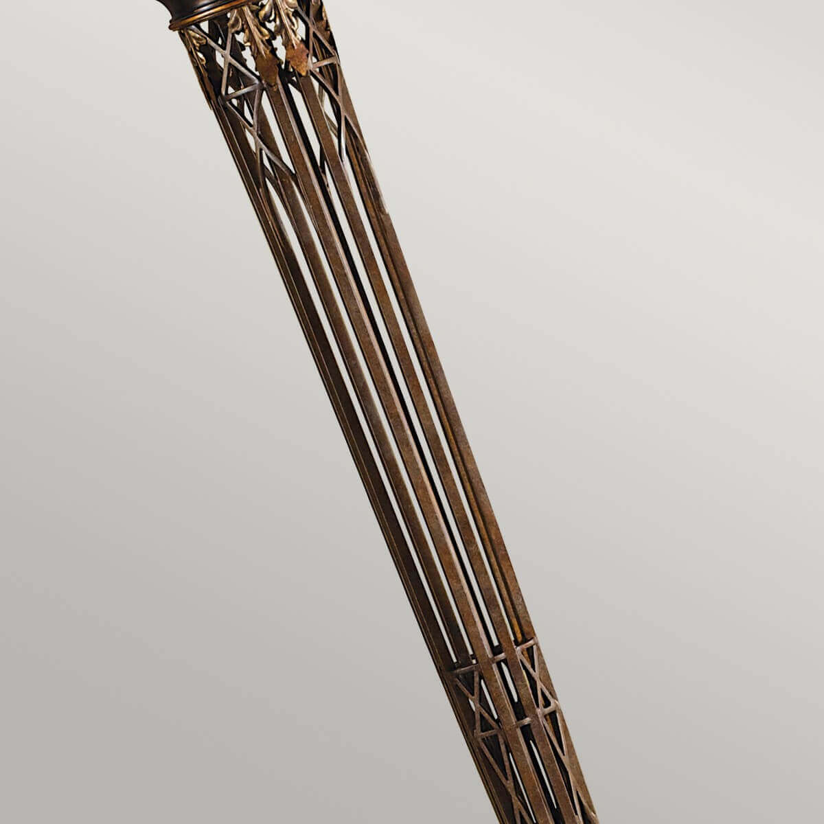 Détail en plongée du fût cannelé et de ses croisillons décoratifs dorés.