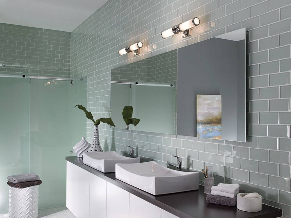 Mise en ambiance dans une salle de bain moderne, applique murale fixée au-dessus du miroir.