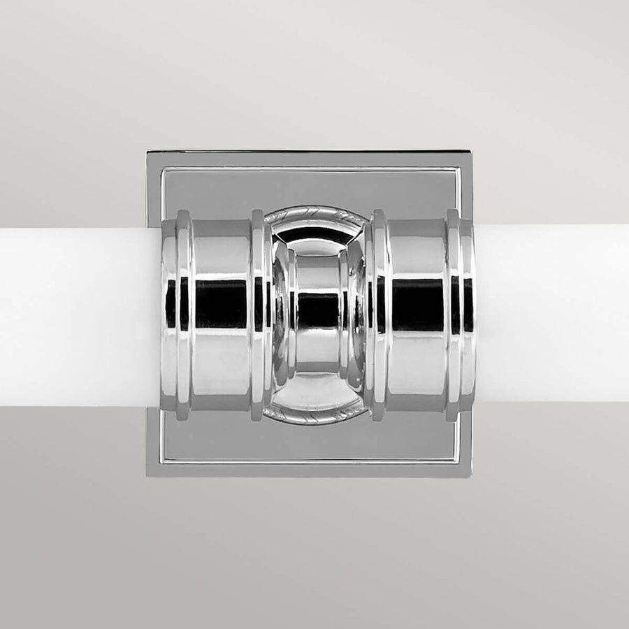 Gros plan sur le support chromé central et la platine carrée de fixation murale.