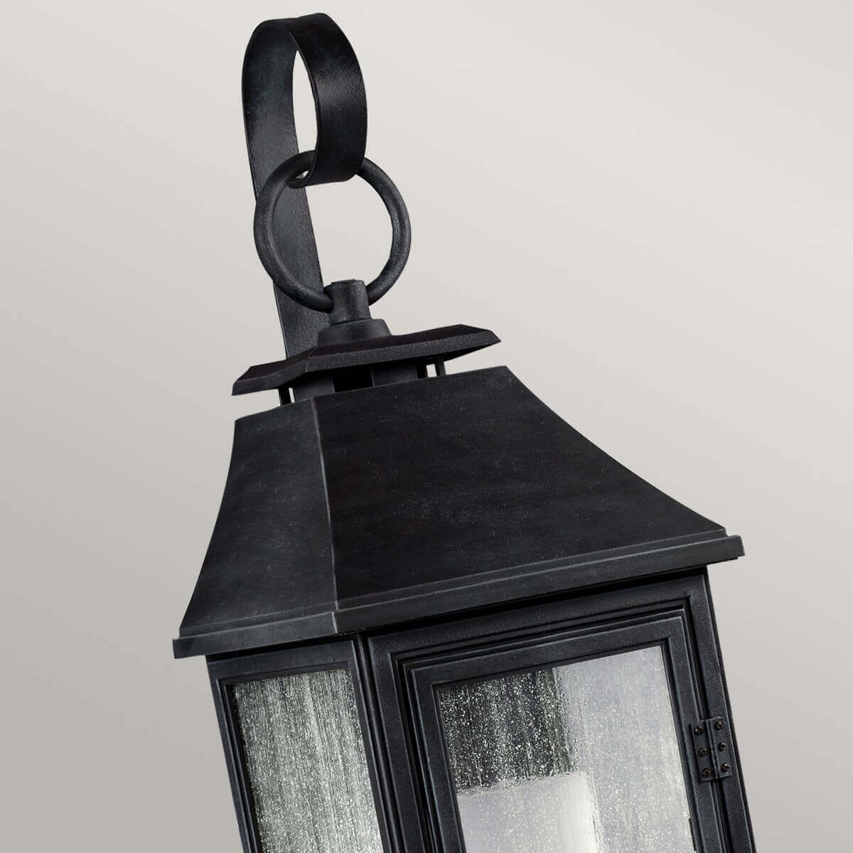 Détail du sommet avec anneau de fer noir et toiture pyramidale à quatre pans