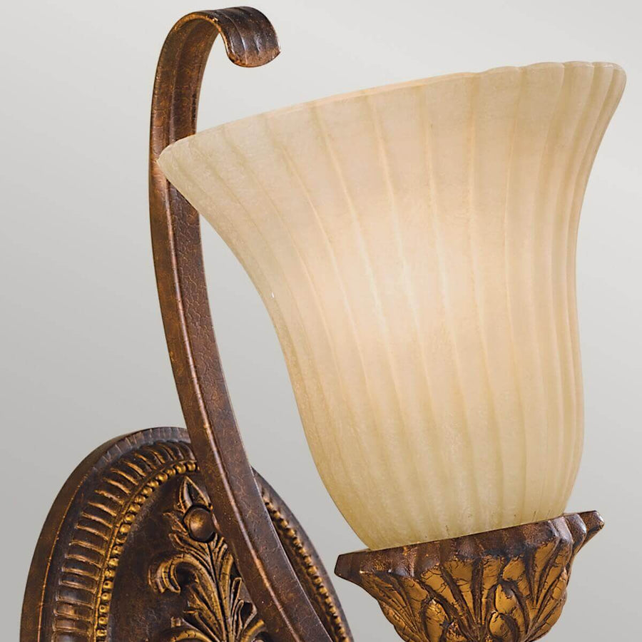Détail du verre godronné ivoire et de la tige métallique patinée