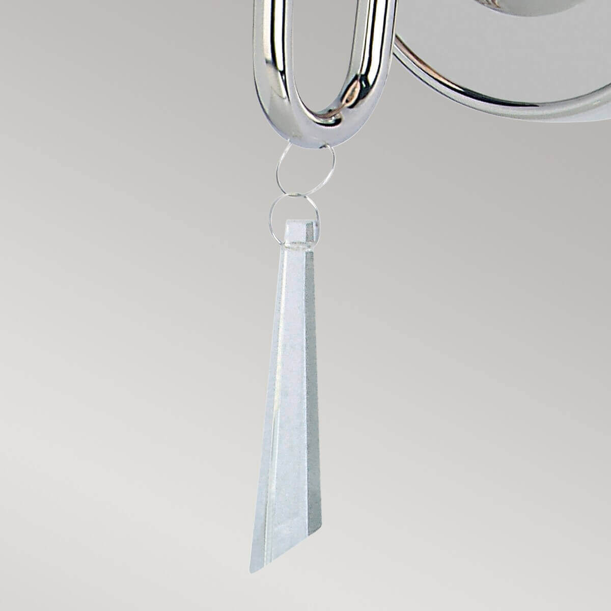 Détail du pendant en verre transparent suspendu par deux anneaux