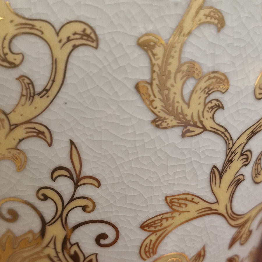 Détail de la porcelaine craquelée aux rinceaux dorés en relief