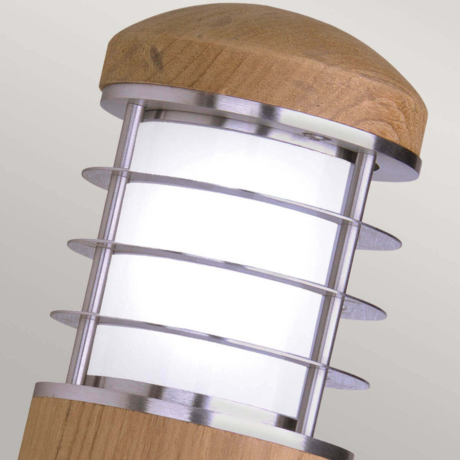 Détail du sommet : chapeau bombé en bois, verre opalin et anneaux métalliques