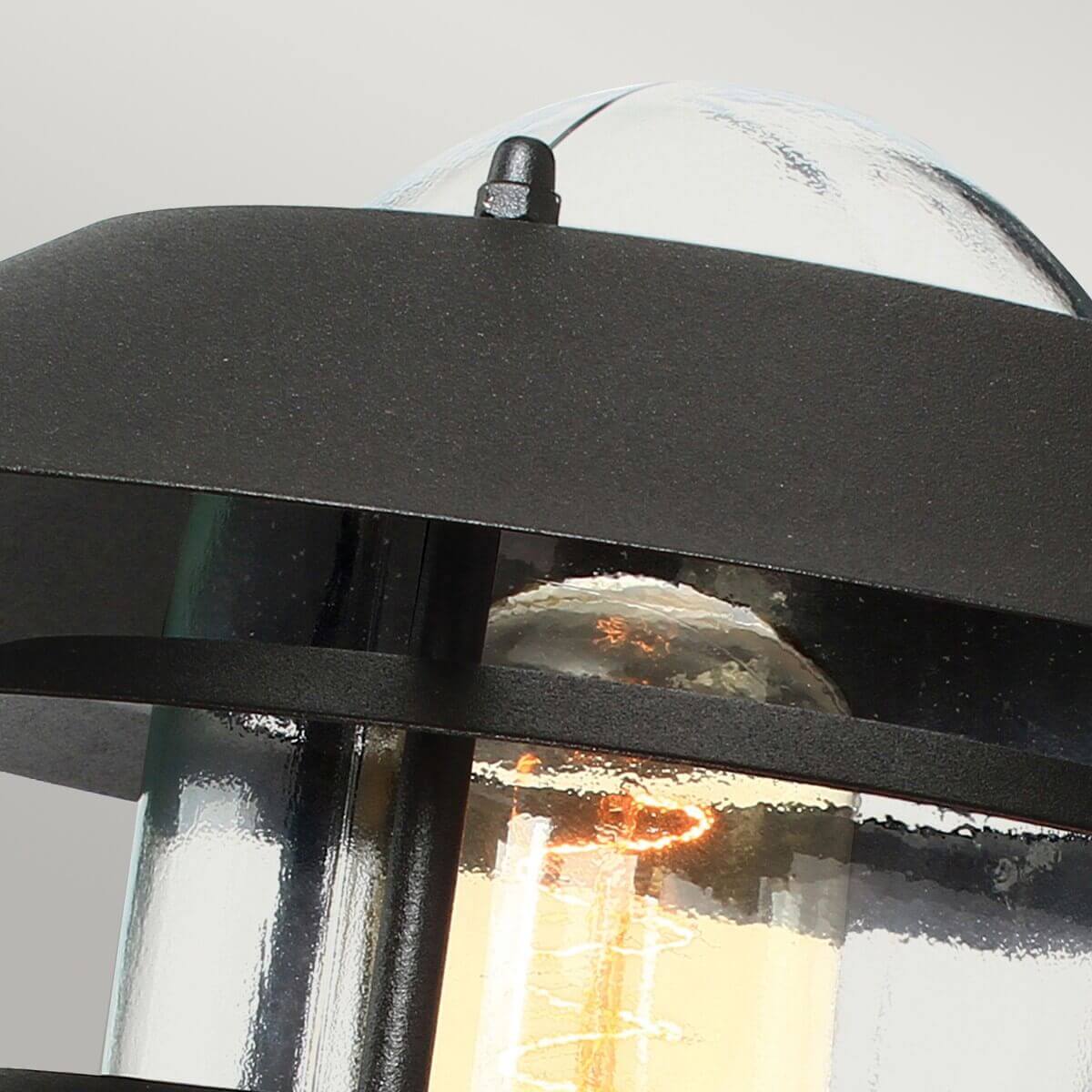 Vue rapprochée du chapeau bombé et de l'ampoule allumée sous le verre