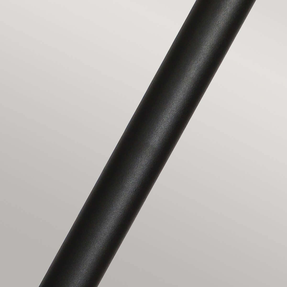 Détail du fût cylindrique noir mat, texture lisse et légèrement granulée.
