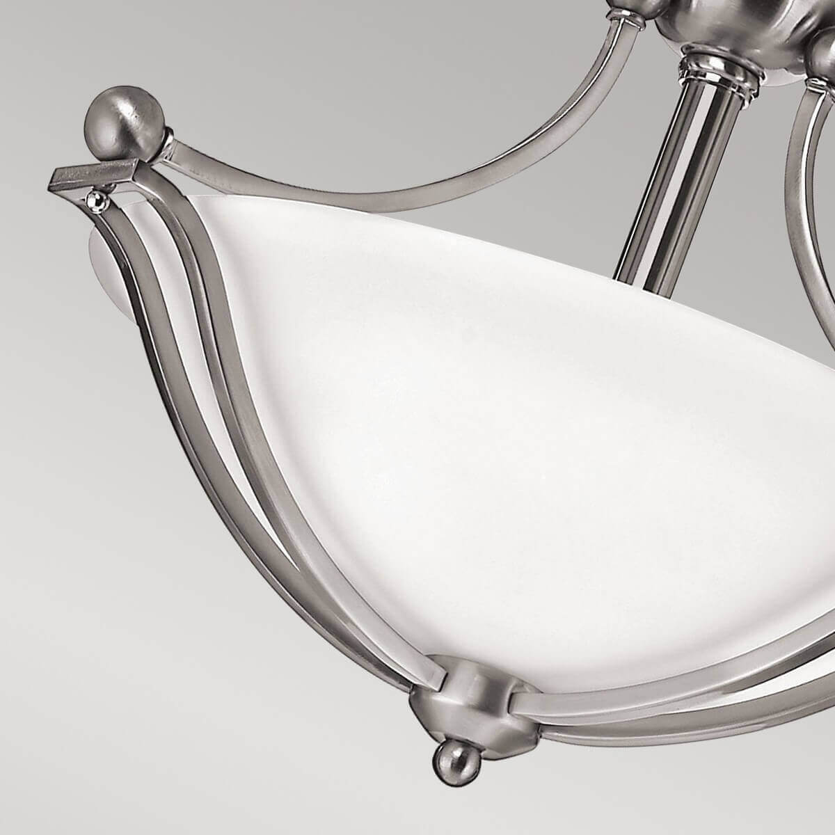 Gros plan du bord du verre blanc et de la bague inférieure métallique