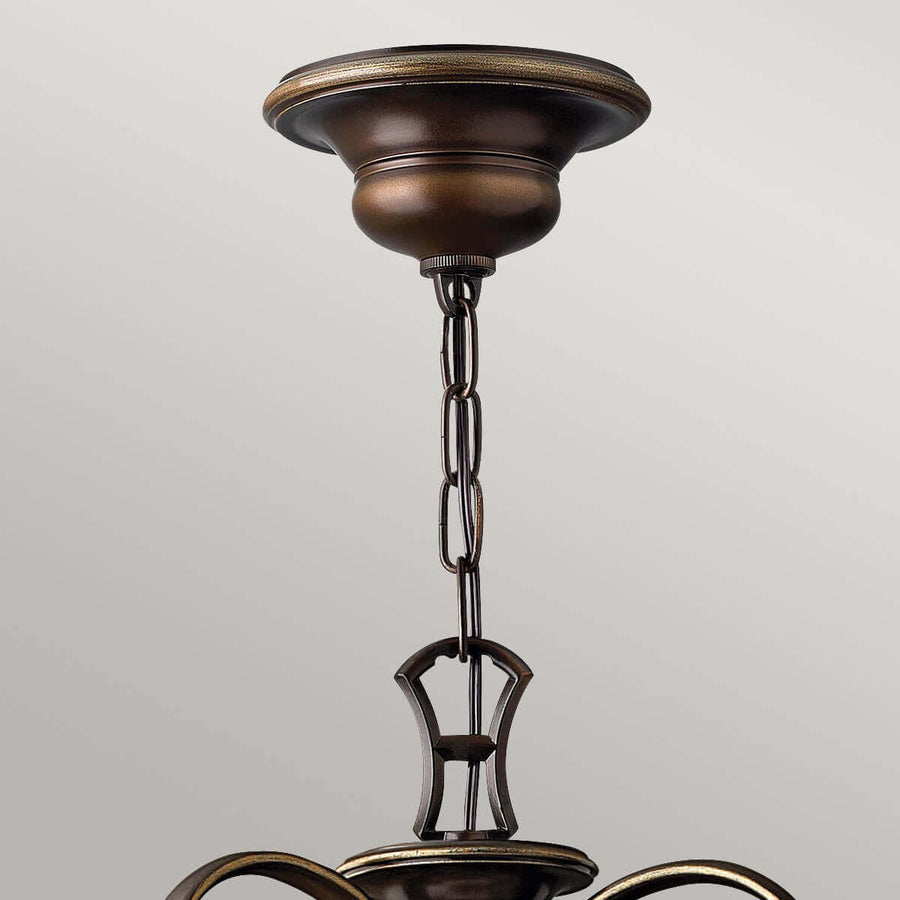 Détail de la fixation au plafond avec chaîne et cache-boulon en bronze