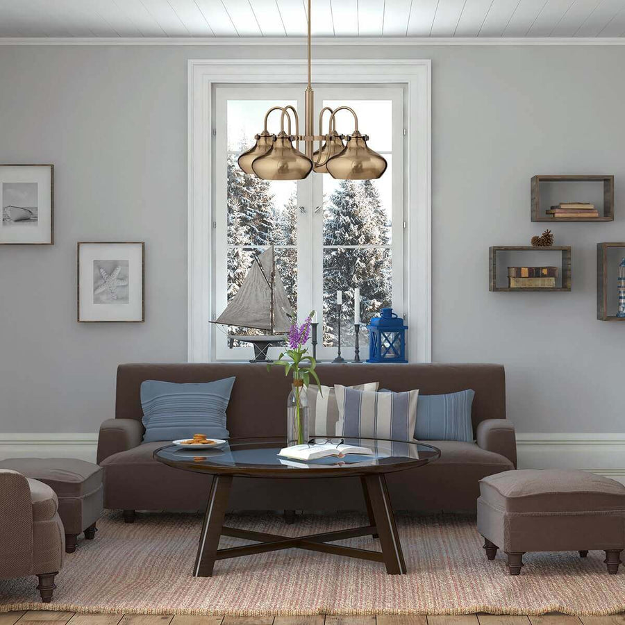 Le luminaire suspendu au-dessus d'une table basse dans un salon gris et brun