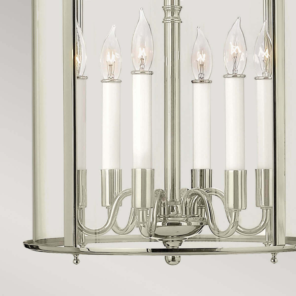 Détail des six bougies style chandelle à l'intérieur du cylindre de verre