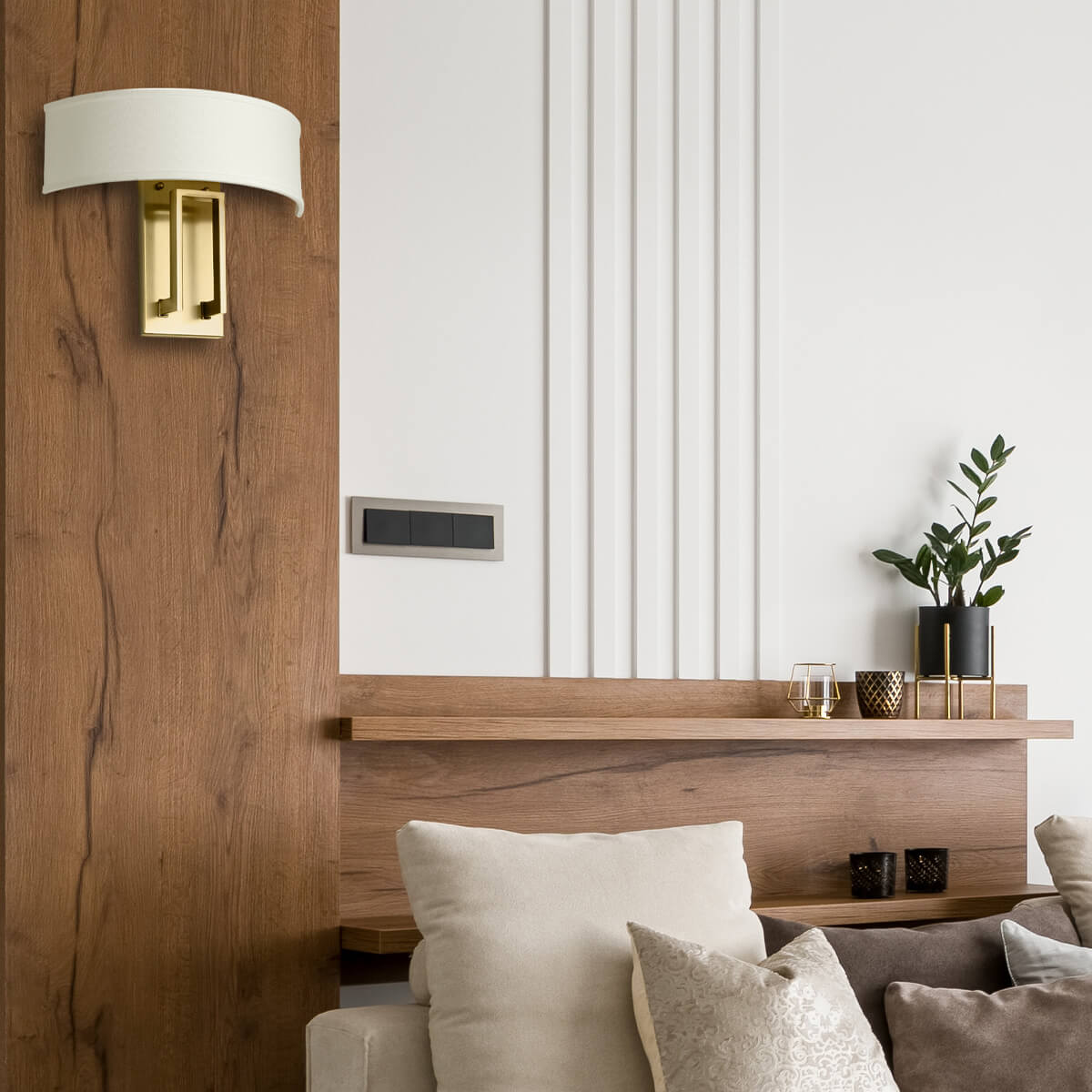 Mise en ambiance de l'applique allumée sur une tête de lit en bois