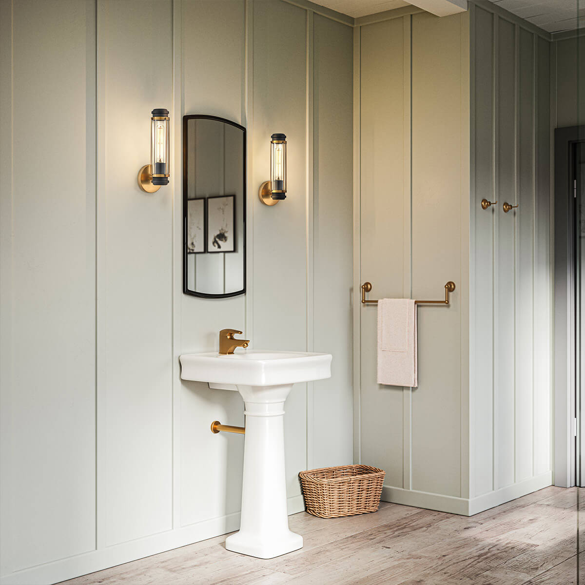 Ambiance salle de bain avec deux appliques murales encadrant un miroir au-dessus du lavabo.