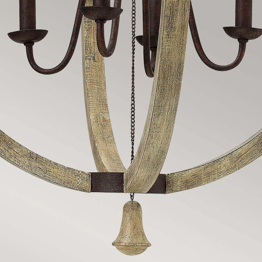 Détail du bas de la sphère en bois et de sa pendeloque claire
