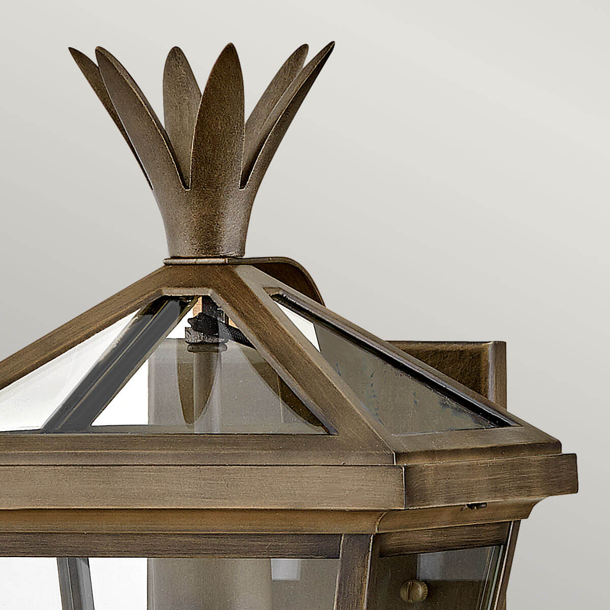 Détail du sommet ornementé en forme de couronne feuillagée bronze