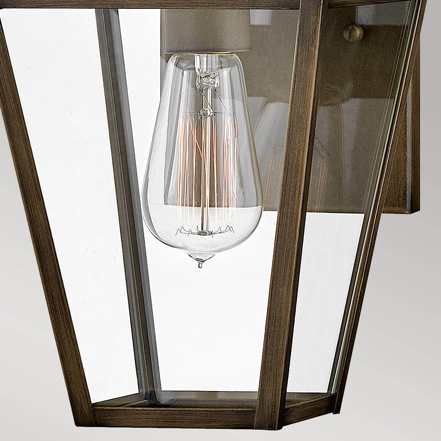 Gros plan de l'ampoule à filament visible derrière le verre clair