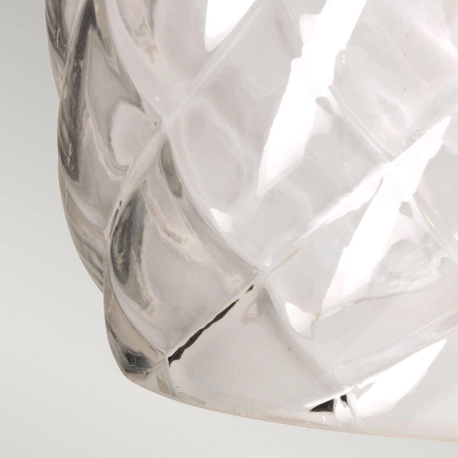 Gros plan sur le verre transparent aux facettes croisées et reflets lumineux