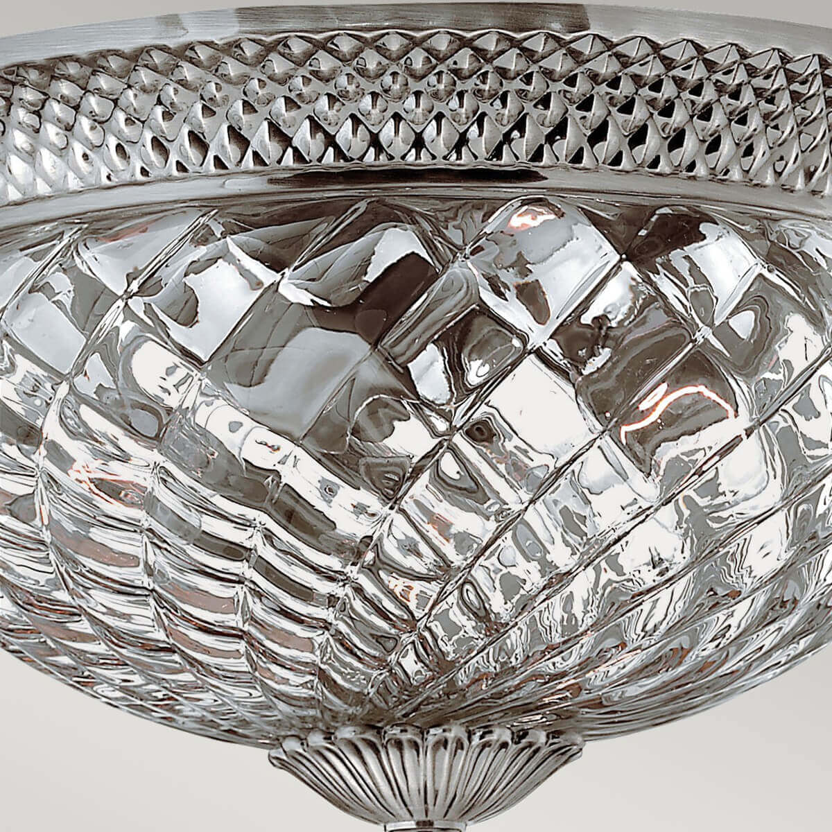 Vue rapprochée du réseau de losanges du verre et de la bordure perforée