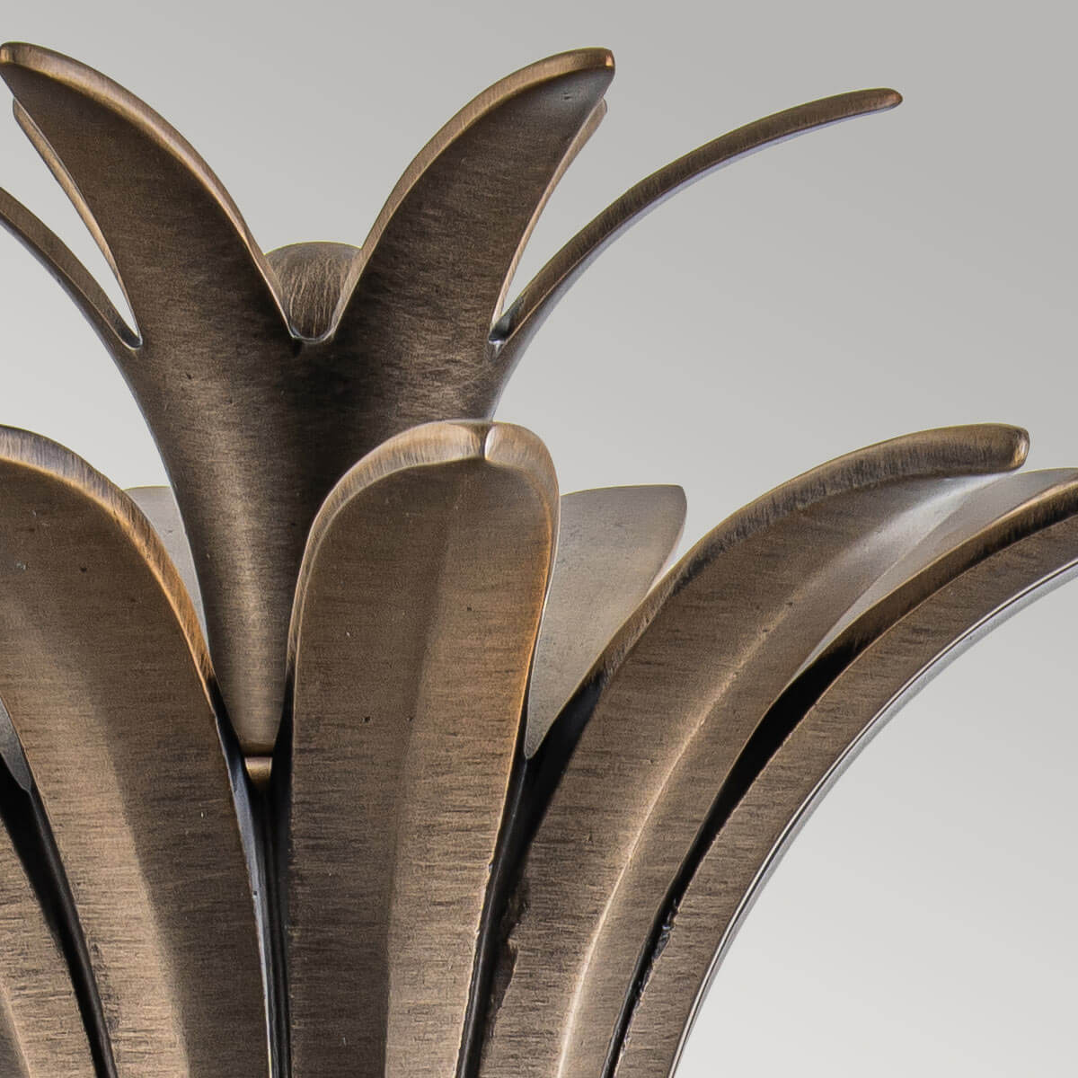 Détail du feuillage métallique bronze formant la couronne au sommet de l'applique