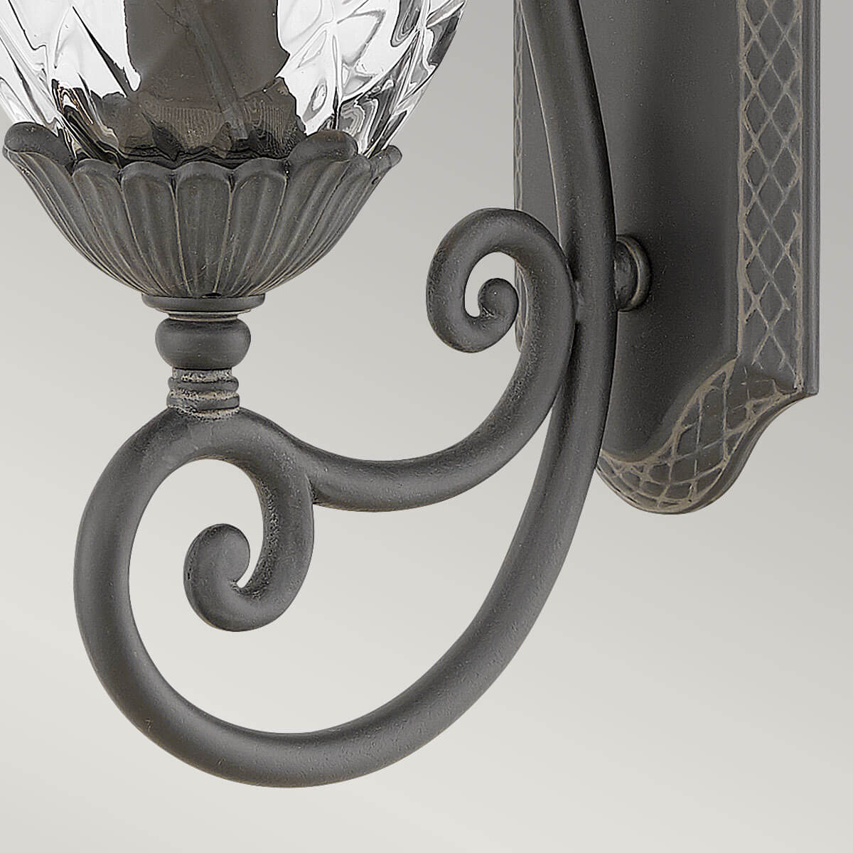Détail de la volute métallique inférieure formant le support du luminaire