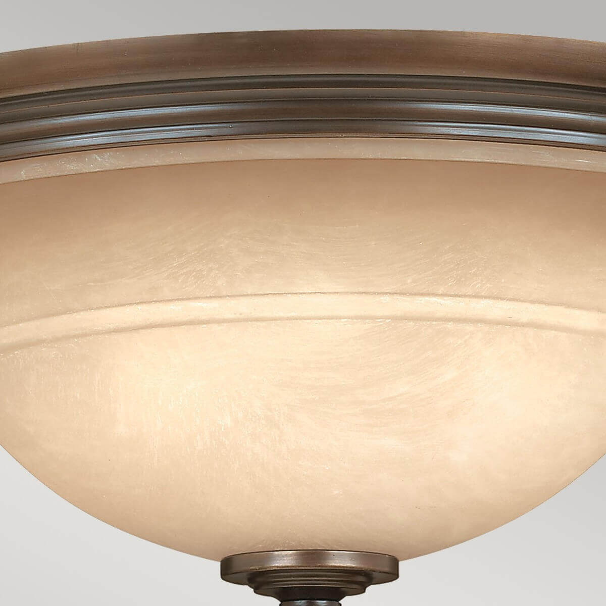 Gros plan sur le verre dépoli ambré et sa texture marbrée