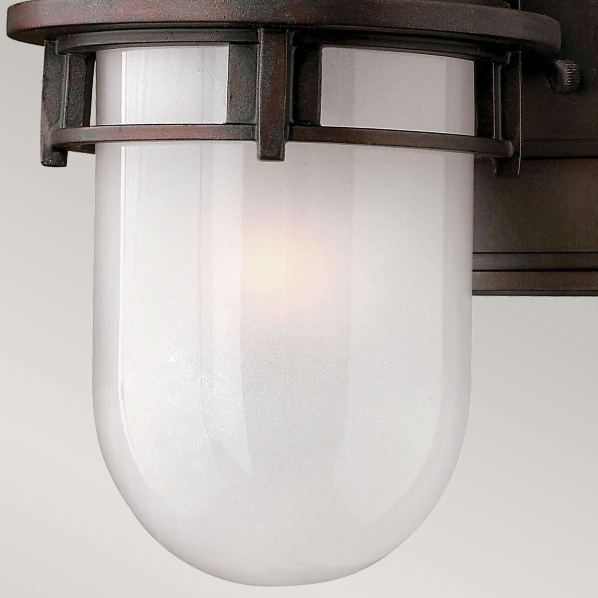 Gros plan du verre dépoli capsule éclairé par une ampoule chaude