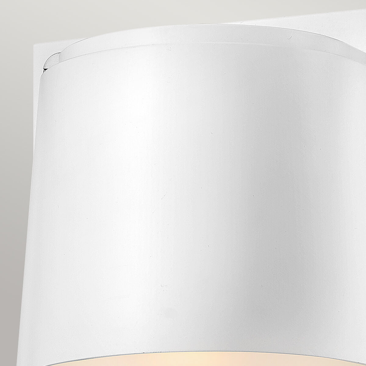 Détail du bord supérieur de la coque blanche légèrement galbée, sans vis visible