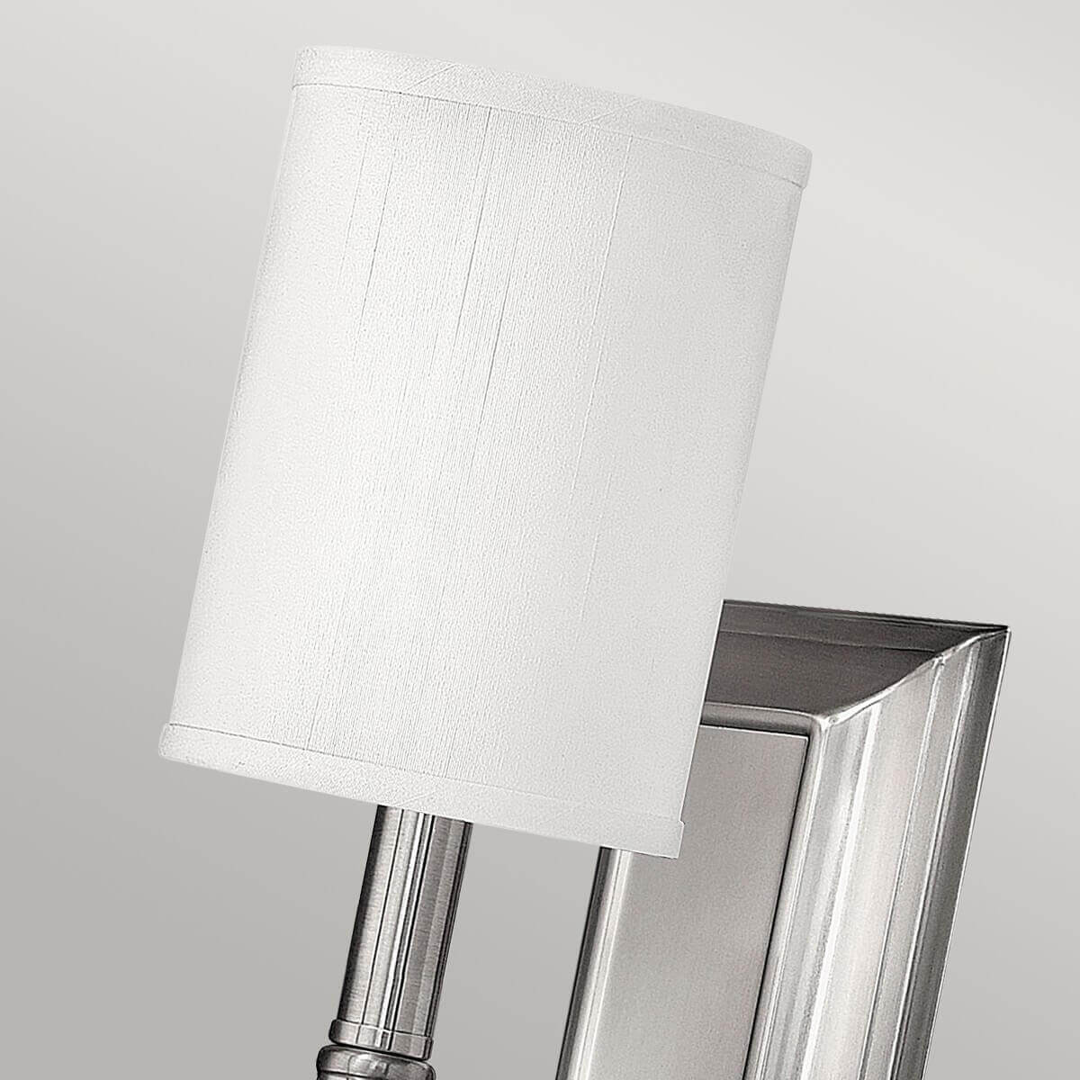 Détail de l'abat-jour cylindrique en tissu texturé blanc vu de dessous