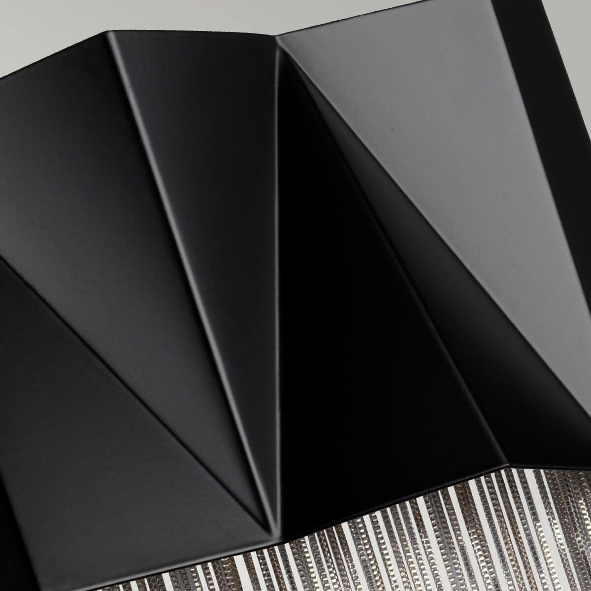 Détail du panneau noir facetté et brillant, bordure de chaînes argentées