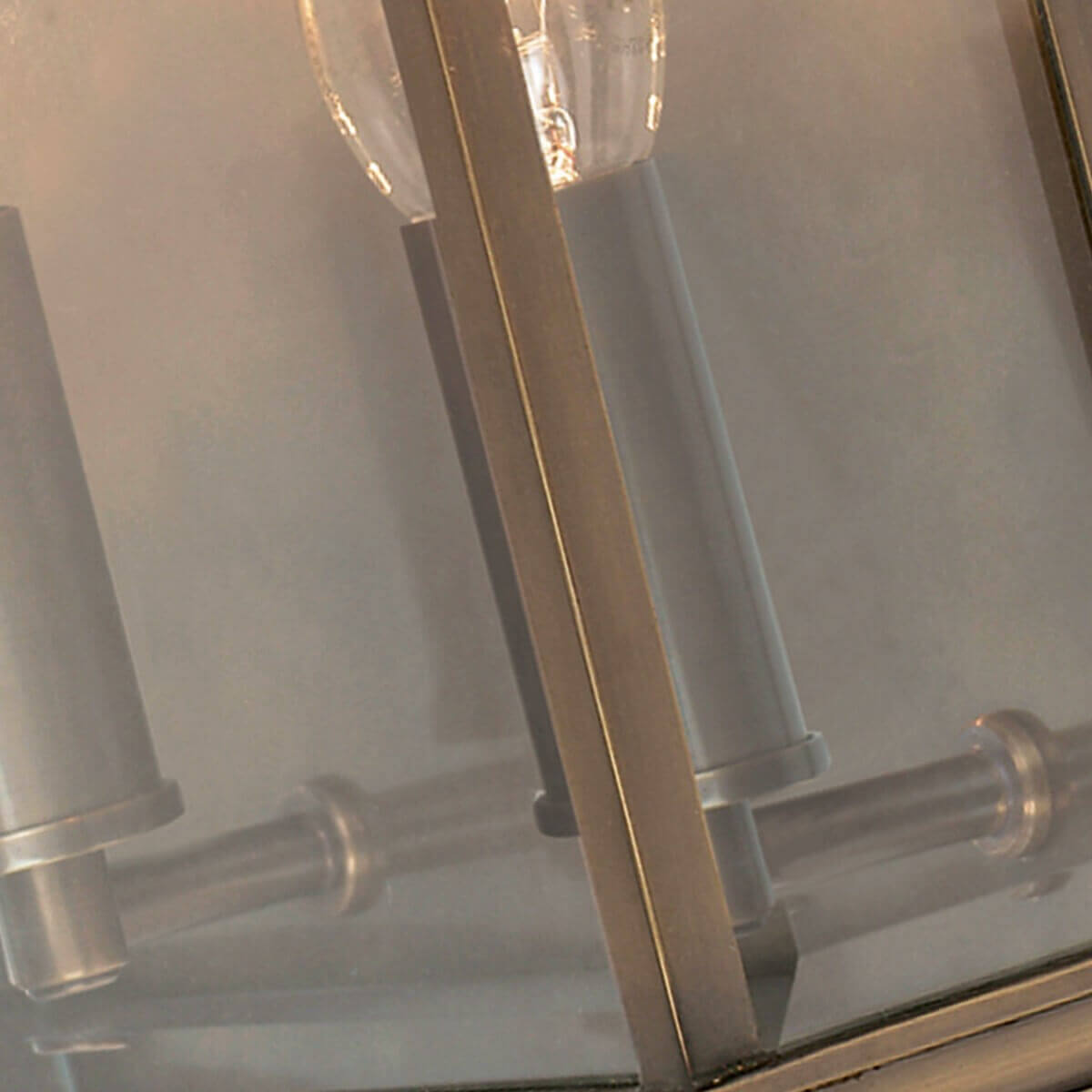 Gros plan sur les douilles et ampoules à l'intérieur du verre de l'applique