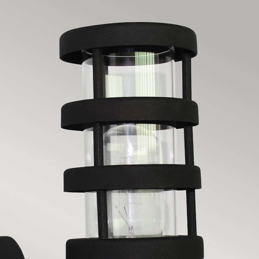 Gros plan sur la cage, le verre transparent et l'ampoule à l'intérieur du luminaire.