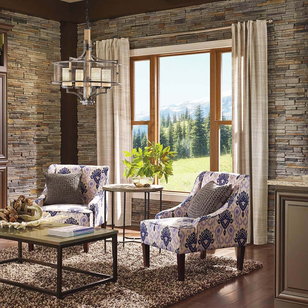 Mise en ambiance du luminaire suspendu dans un salon au décor montagnard rustique