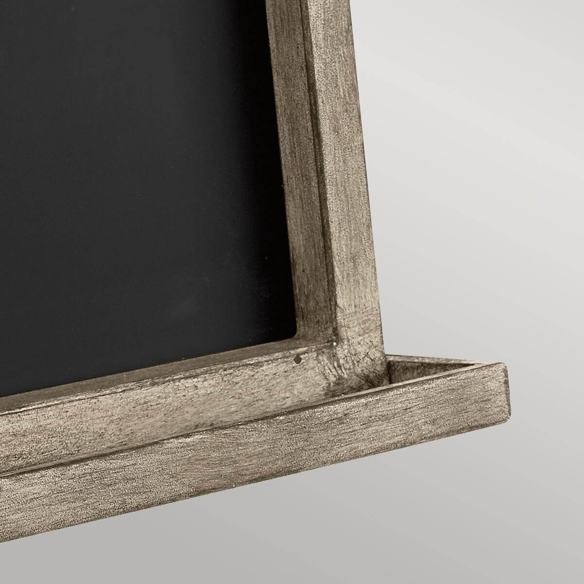 Détail du cadre en bois vieilli et du rebord inférieur formant une petite étagère.