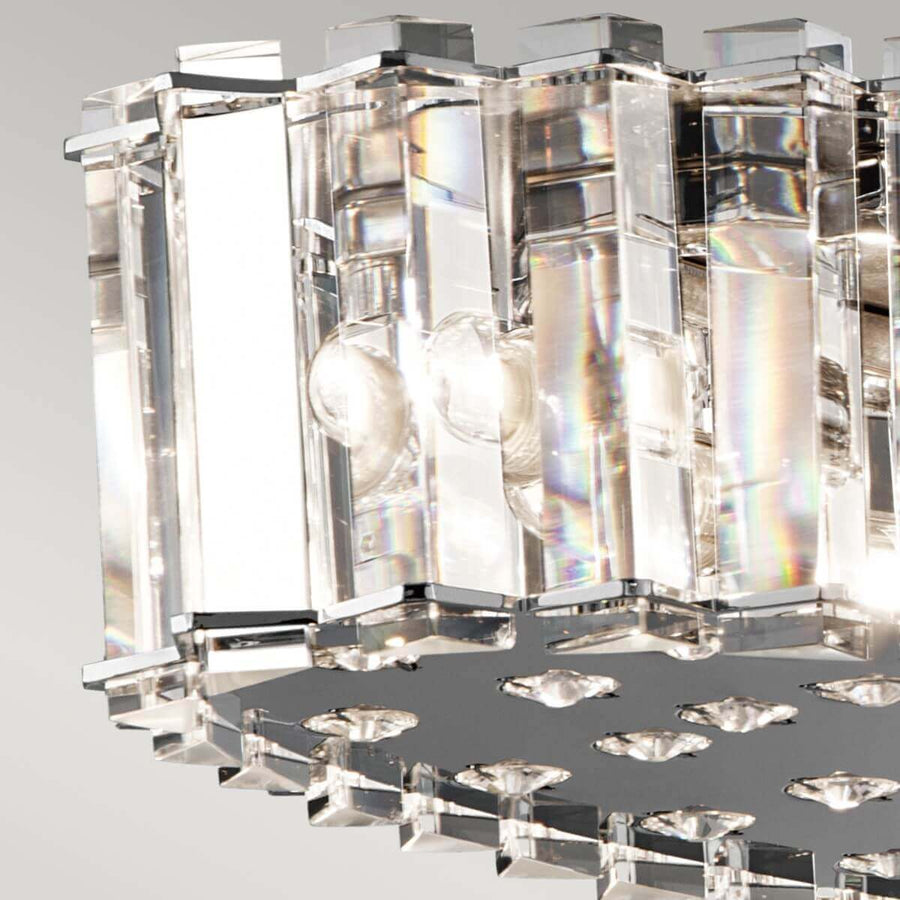Gros plan sur les ampoules visibles à travers les blocs de cristal aux reflets irisés