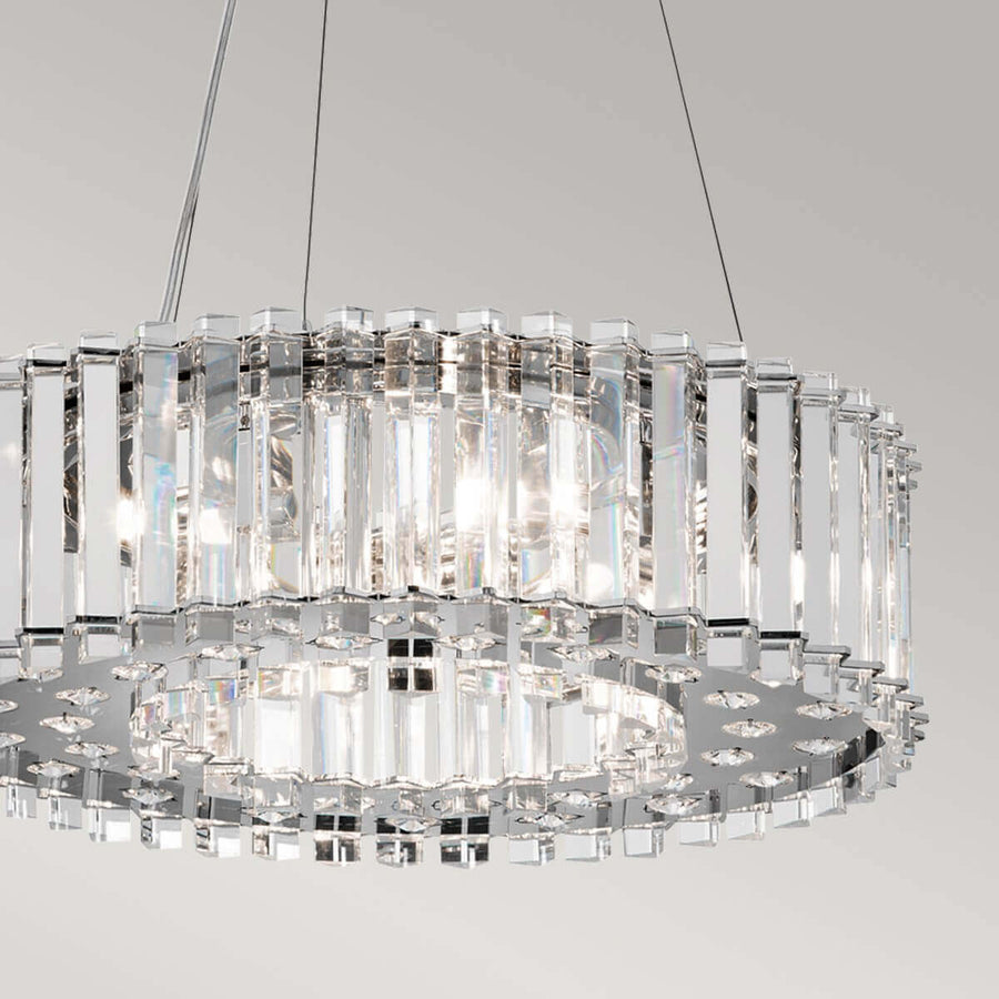 Détail de la structure chromée et des pampilles de cristal du luminaire