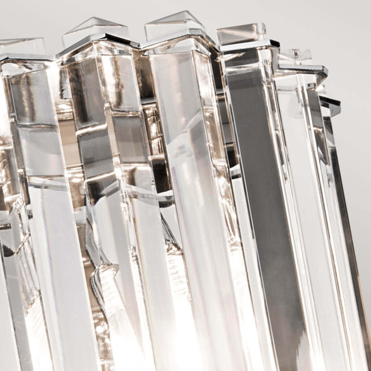 Détail rapproché du sommet des tiges de cristal taillé et des embouts biseautés