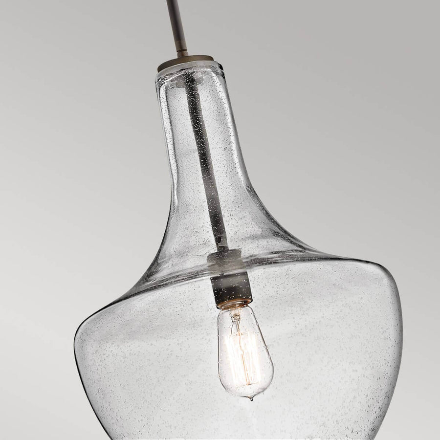 Gros plan sur le col en verre bullé et la douille métallique de la suspension.