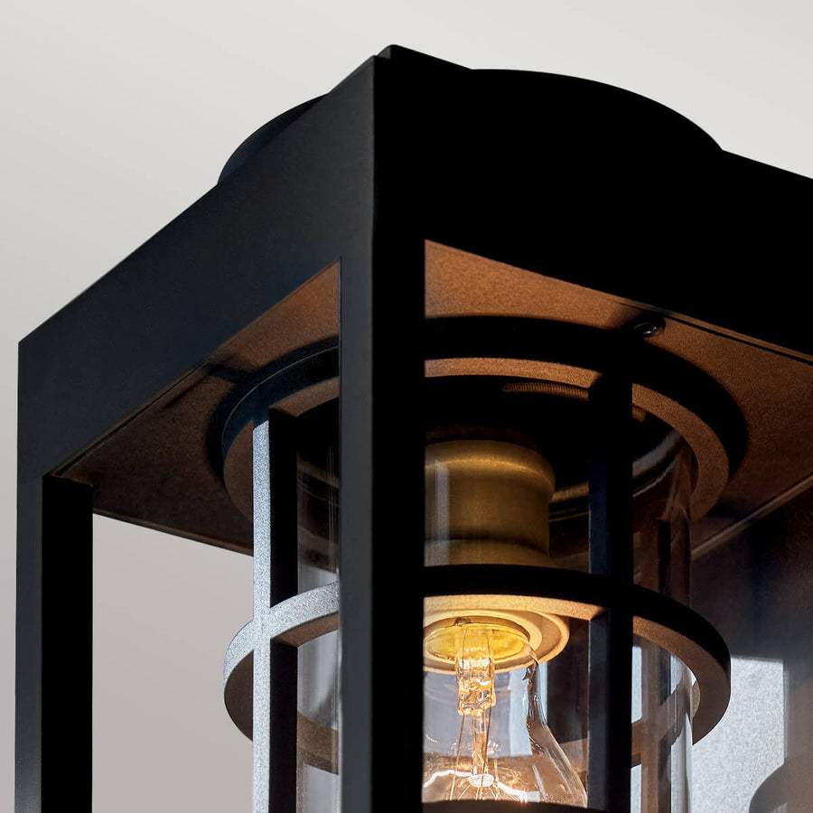Détail du sommet du luminaire, cerclage métallique et douille dorée éclairée